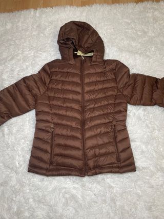 Chaqueta marrón acolchada con forro polar