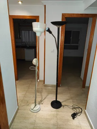 Lámparas de pie blancas y negras