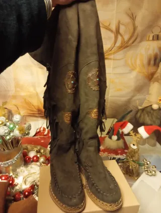 Botas altas con flecos y adornos
