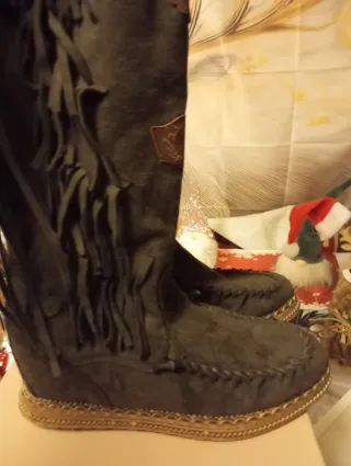 Botas altas con flecos y adornos