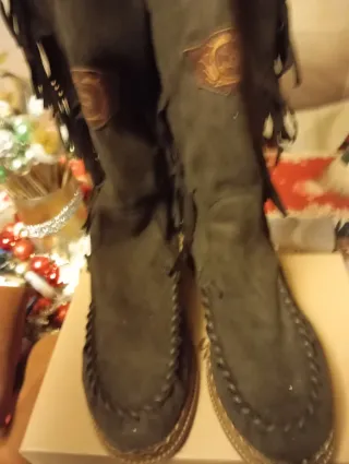 Botas altas con flecos y adornos