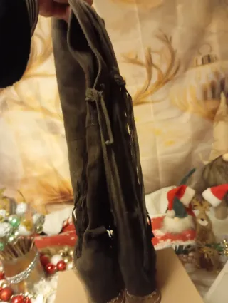 Botas altas con flecos y adornos