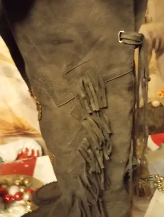 Botas altas con flecos y adornos