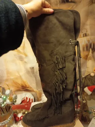 Botas altas con flecos y adornos