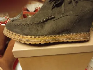 Botas altas con flecos y adornos