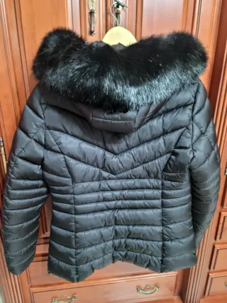 Abrigo negro con capucha de pelo