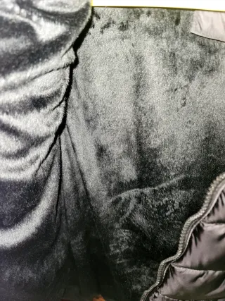 Abrigo negro con capucha de pelo