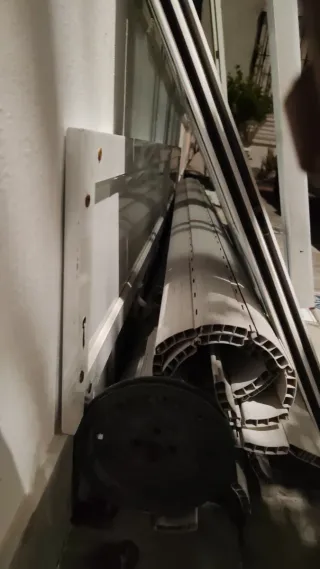 Ventanal blanco con 15 cristales cada puerta