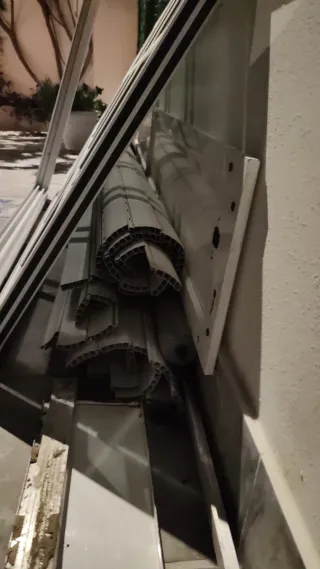 Ventanal blanco con 15 cristales cada puerta