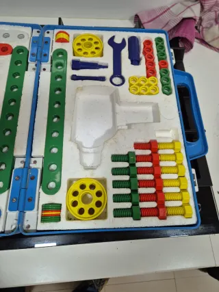 Caja de herramientas de juguete antigua