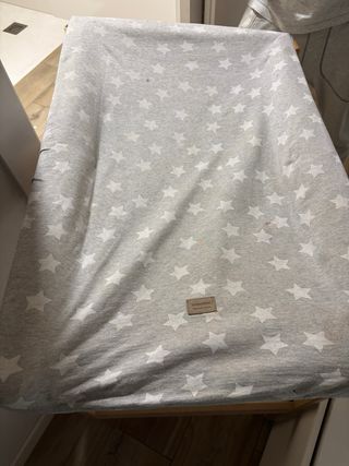 Colchón cambiador bebé estrellas gris