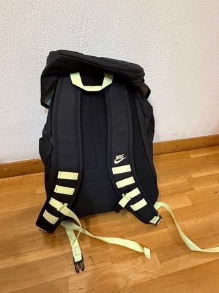Mochila Nike Negra con detalles neón