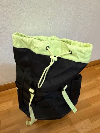 Mochila Nike Negra con detalles neón