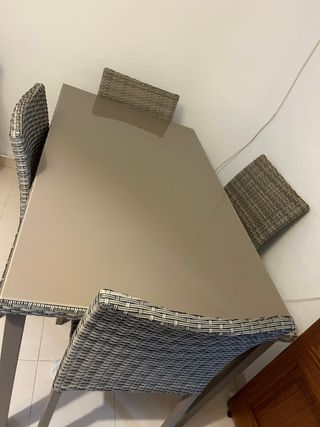 Comedor 4 puestos cristal y mimbre