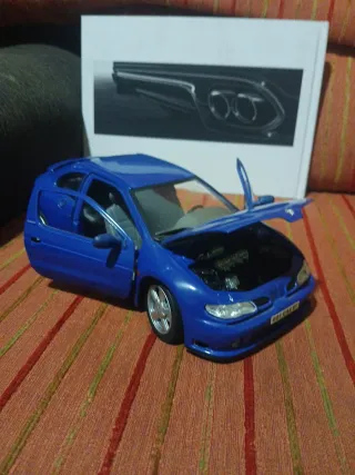 Renault Megane 1:18 Azul