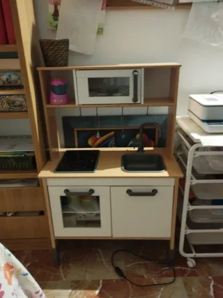 Cocinita de juguete con jugetes de cocina