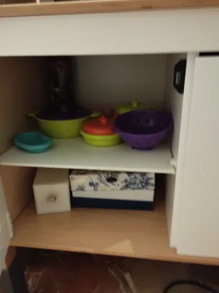 Cocinita de juguete con jugetes de cocina