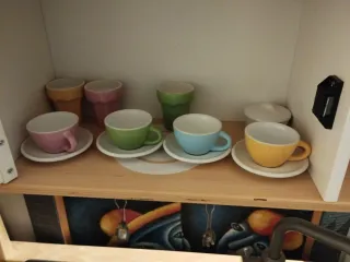 Cocinita de juguete con jugetes de cocina