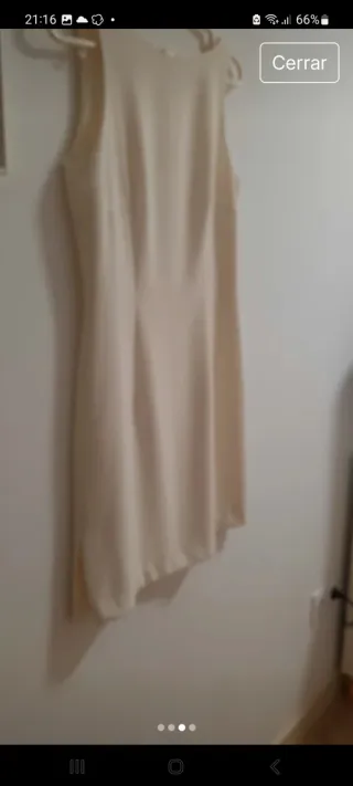 Vestido corto sedoso.