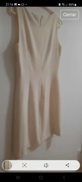 Vestido corto sedoso.