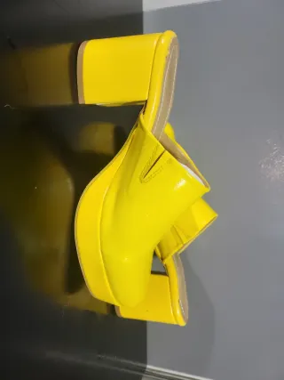Zuecos plataforma tacón amarillo