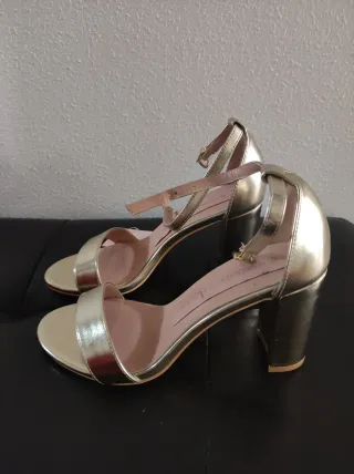 Sandalias tacón doradas MARIQUITA TRASQUILA T.37