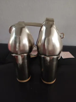 Sandalias tacón doradas MARIQUITA TRASQUILA T.37