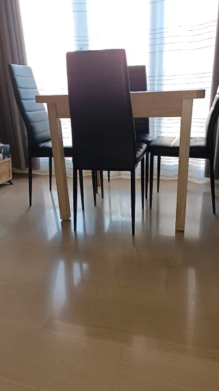 Mesa de comedor y 4 sillas negras