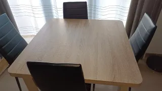 Mesa de comedor y 4 sillas negras