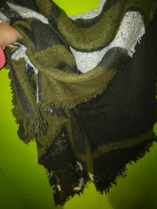 Bufanda a cuadros verde, blanco y negro