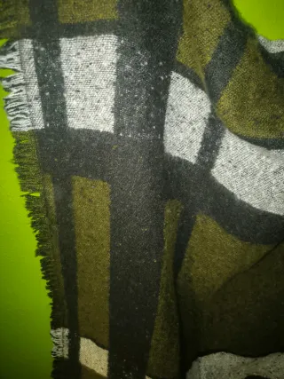 Bufanda a cuadros verde, blanco y negro