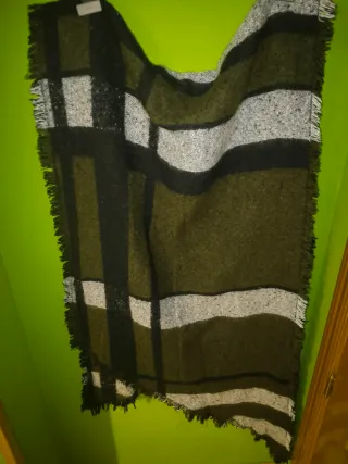 Bufanda a cuadros verde, blanco y negro