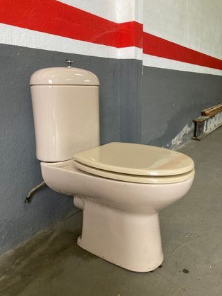 Inodoro color marrón visón