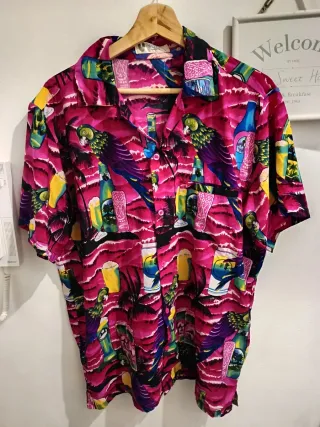 Camisa Hawaiana Estampada Loros y Cerveza