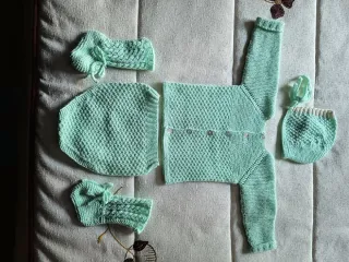 Conjunto punto bebé (gorro,jersey ranita patucos)