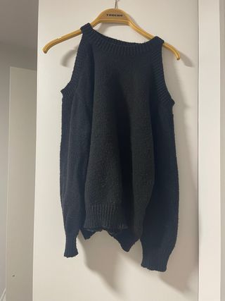 Jersey negro hombros descubiertos