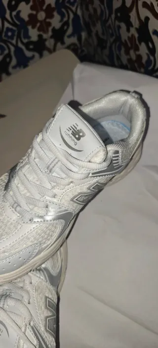 Zapatillas New Balance Blancas y Plateadas