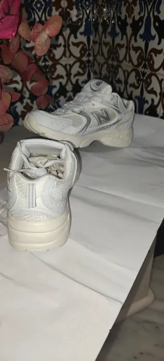 Zapatillas New Balance Blancas y Plateadas