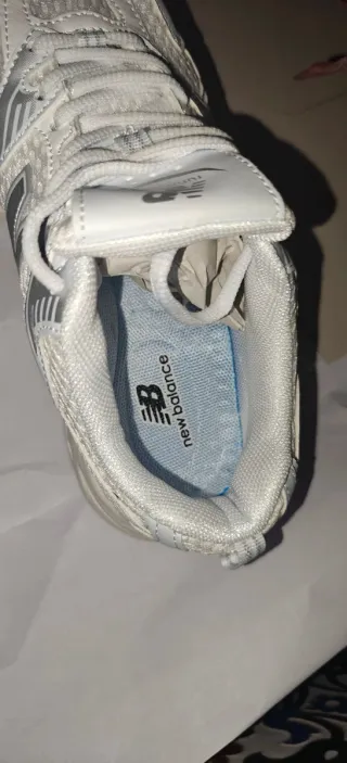 Zapatillas New Balance Blancas y Plateadas