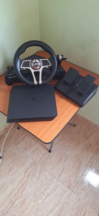 PS4 Slim Nera senza controller + Volante e Pedali