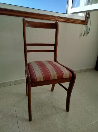 Mesa de madera y 5 sillas