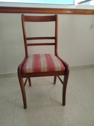 Mesa de madera y 5 sillas