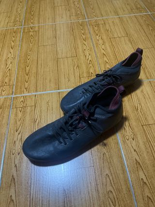 Botas de fútbol Kipsta negras y moradas