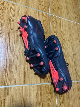 Botas de fútbol Kipsta negras y moradas