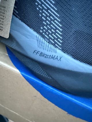 Asics Trabuco novablast  43.5 Negro/Gris