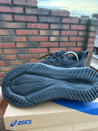 Asics Trabuco novablast  43.5 Negro/Gris
