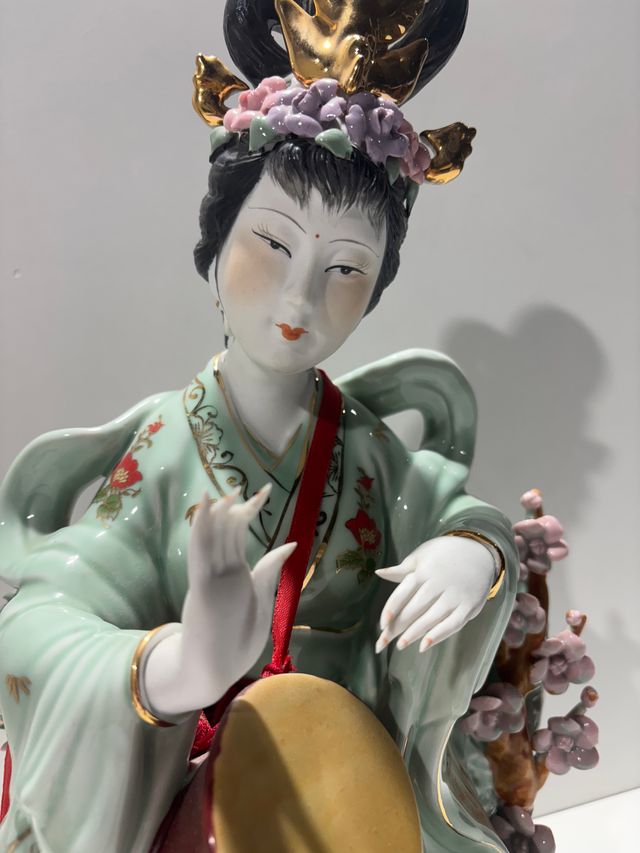 Figura Porcelana Geisha Tambor