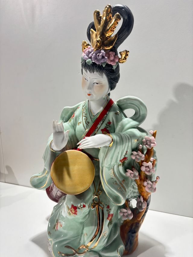Figura Porcelana Geisha Tambor