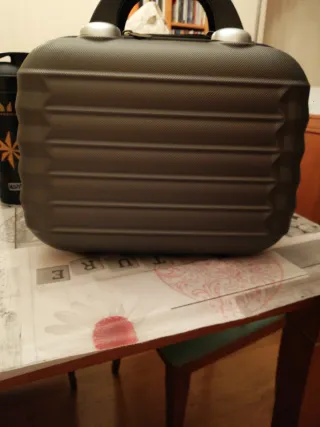 Neceser de viaje gris y plateado