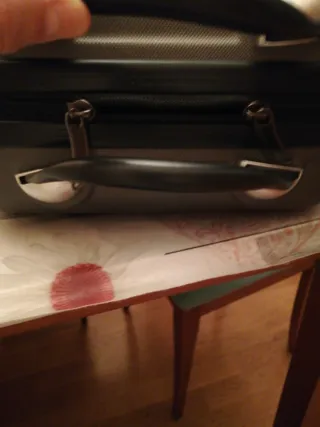 Neceser de viaje gris y plateado